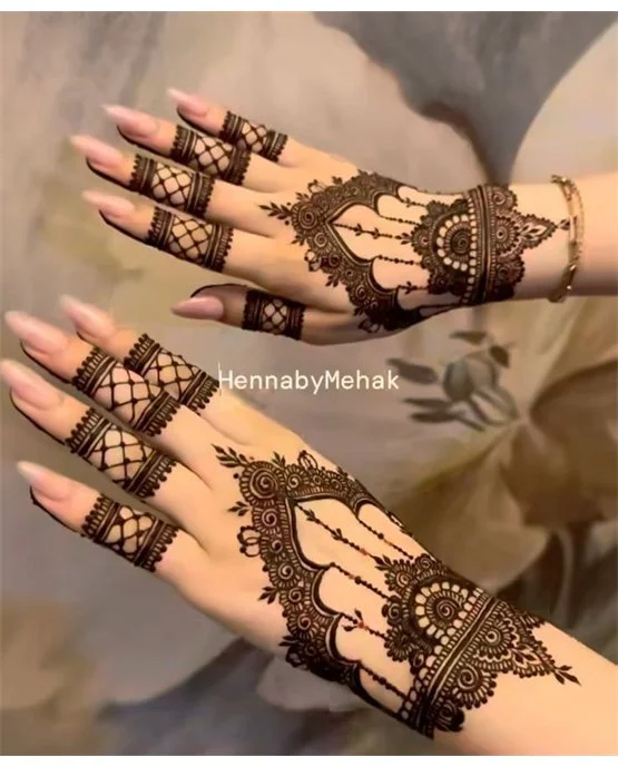 Lace Arch Theme Using Back Hand Mehndi Design